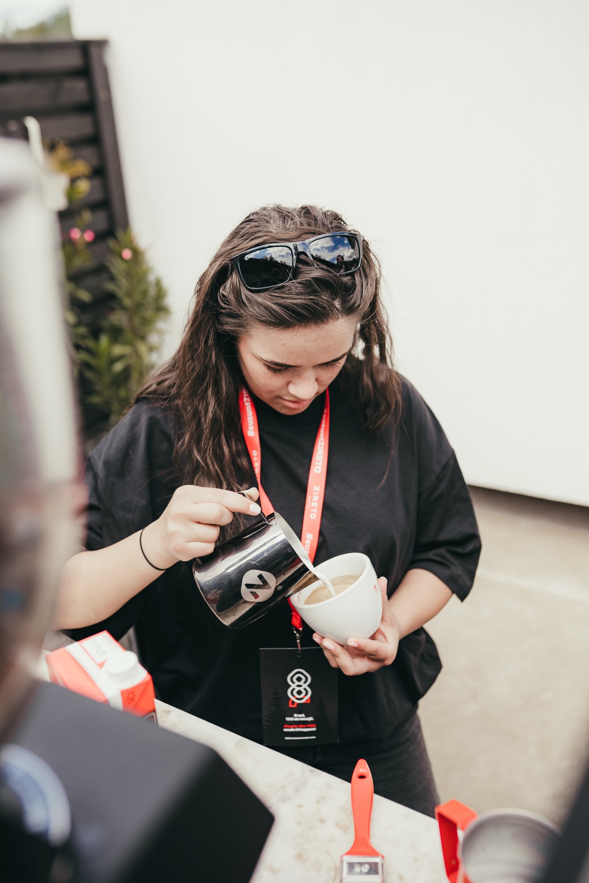Turnare latte art în competiție